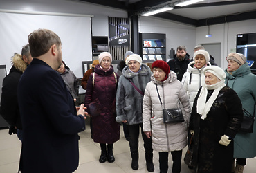 В Реутове провели экскурсию для семей ветеранов СВО на мебельное производство