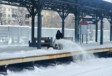 В Реутове обеспечивают стабильное движение поездов в снегопад