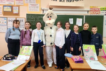 Учитель из Реутова проводит уроки английского в костюмах сказочных персонажей