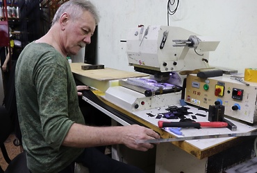 Семьям ветеранов СВО из Реутова рассказали о производстве кожаных изделий