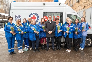 Глава Реутова поздравил сотрудниц скорой помощи с 8 Марта