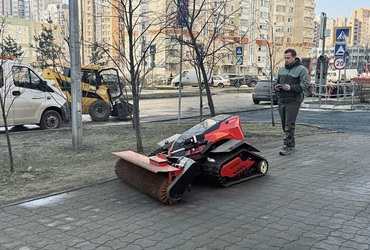 Робот‑дворник очищает улицы города