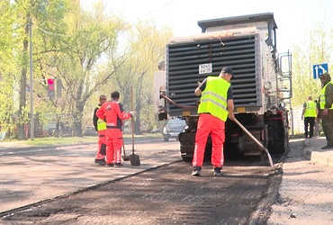 В Реутове обновляют дорожное полотно на улице Строителей