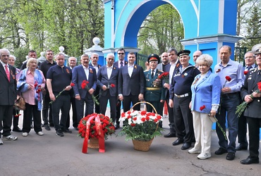 Жители Реутова провели патриотическую акцию на Никольском кладбище