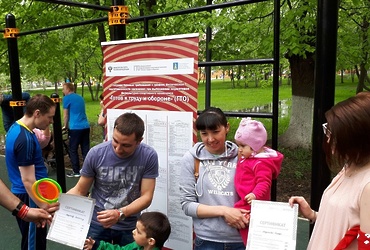 Принятие нормативов ГТО в честь праздника «День семьи» в городском парке отделом спорта совместно с Молодой гвардией