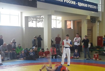 Всероссийский юношеский турнир по самбо, посвящённый памяти академика Владимира Челомея, прошёл в минувшие выходные в ФОКе на улице Октября. За два дня масштабных соревнований на ковёр выходили почти пятьсот спортсменов.