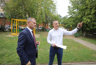 В рамках выездной встречи 19 августа прошел рейд по выполнению комплексного благоустройства придомовых территорий