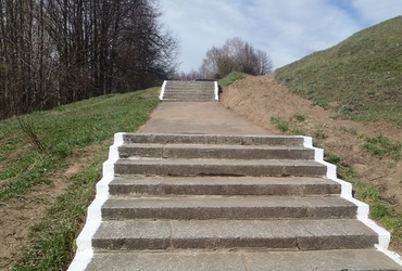 После объезда Витушевой, памятник Героям битвы под Москвой приводят в порядок