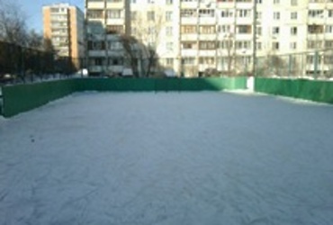 Залит еще один  каток, проспект Юбилейный, д.8