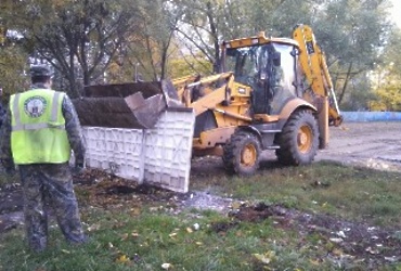 МУП «Озеленение и благоустройство»:демонтаж устаревших детских  игровых  и спортивных площадок»