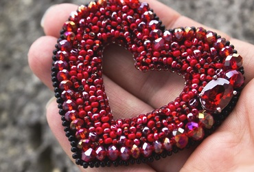 «Брошь в подарок»