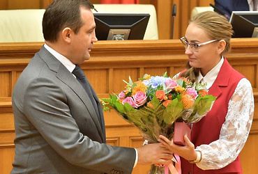 Линара Самединова получила удостоверение депутата Мособлдумы