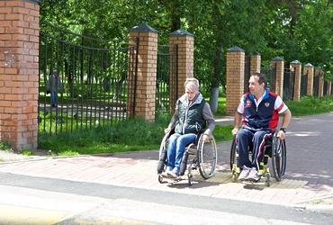 Инвалиды‑колясочники проверили безбарьерные переходы в Реутове в рамках партпроекта «Единая страна — доступная среда»