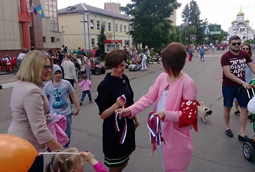 Пять тысяч ленточек с российским триколором раздали молодогвардейцы в Реутове в День России