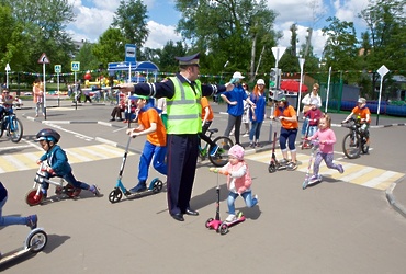 Воспитанники летнего лагеря в Реутове изучили правила дорожного движения в автогородке
