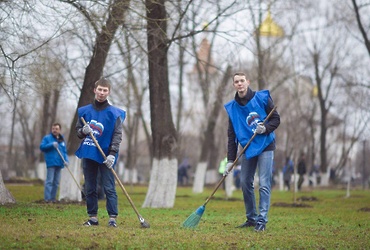 Сторонники «Единой России» навели порядок в центральном парке Реутова во время субботника