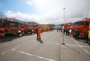 Сергей Юров посетил выставку коммунальной техники на семинаре по благоустройству в Люберцах