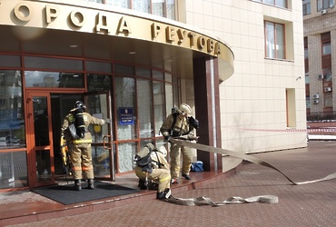 Полицейские и спасатели научили сотрудников отделов ЗАГС Подмосковья действовать во время ЧП