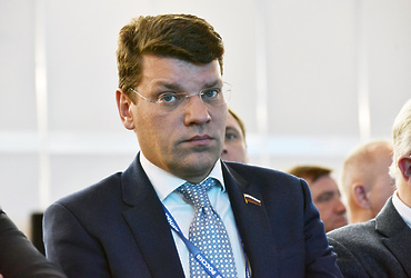 Депутат Госдумы Денис Кравченко считает, что избрание Юрова в генсовет ЕР поможет партии