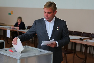 Максим Сураев проголосовал на предварительном голосовании партии «Единая Россия» в Московской области