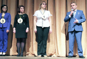 Максим Сураев поздравил лучших сотрудников учреждений соцобслуживания