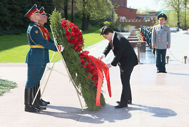 Делегация правительства Подмосковья во главе с Андреем Воробьевым приняла участие в церемонии возложения цветов на Красной площади
