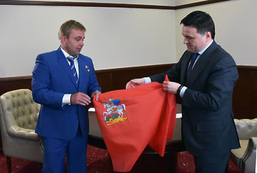 Губернатор Андрей Воробьев провел встречу с космонавтом Максимом Сураевым