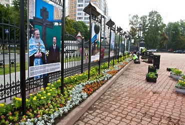 Перед Троицким храмом высадили 9000 цветов