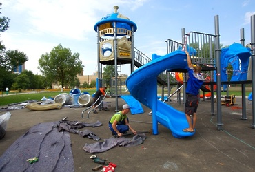 За ДК «Мир» начали устанавливать первый игровой комплекс