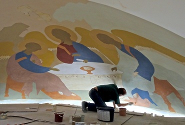 В верхнем приделе храма Святой Троицы расписывают стены