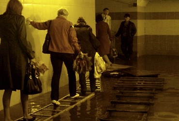 К вечеру воду в переходе под станцией Реутово откачают