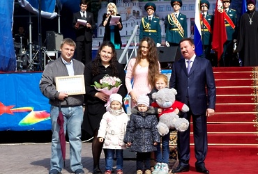 Глава города вручил подарок победительнице конкурса «Ребенок в фокусе»