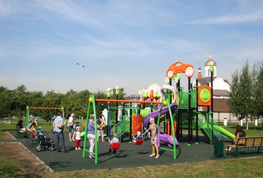 В городском парке появились две новые детские площадки