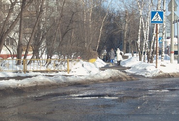 Затянувшаяся зима не даёт дорожникам починить асфальт