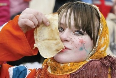 Жители Реутова празднуют Масленицу