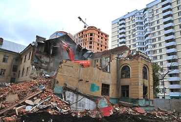 Начался снос дома на улице Новая