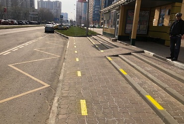 Специальная разметка на остановках транспорта в Реутове напомнит пассажирам о безопасной дистанции