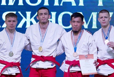 22 июня 2024 — Награждения Вадима Дедова бронзовой медалью чемпионата России по пляжному самбо