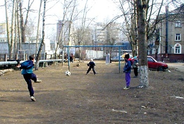 Настоящий футбол начинается в реутовском дворике