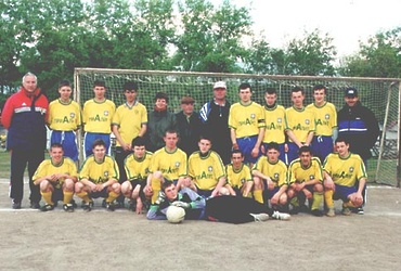 Депутат Реутовского горсовета Б.П. Алиферов и футбольная команда