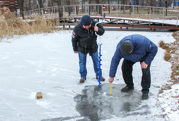 Прочность льда измерили на Фабричном пруду в Реутове