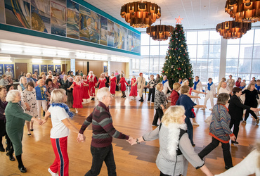 В Реутове прошел новогодний бал для активных долголетов