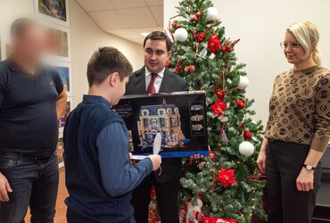 Глава Реутова поздравил с Новым годом ребенка из семьи участника СВО