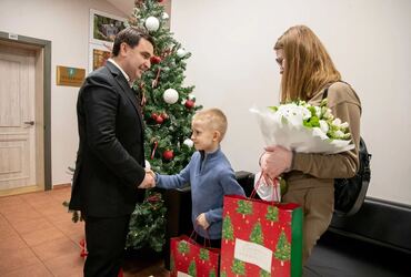 Глава Реутова поздравил с Новым годом детей из семьи участника СВО