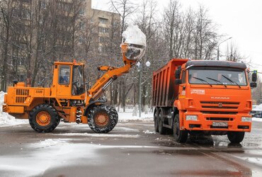 На уборке снега в Реутове задействовано 239 человек и 56 единиц специальной техники