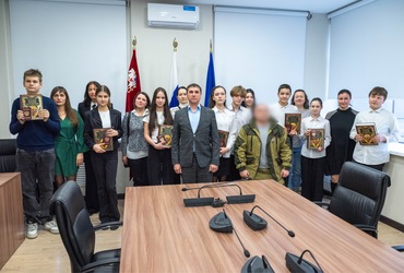 Восемь реутовчан получили первые паспорта в администрации муниципалитета