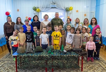 Дошкольники Реутова передали письма и подарки бойцам СВО