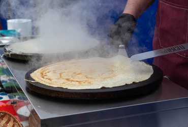 Более 6500 блинов напекли к Масленице в Реутове