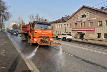 В Реутове промыли дороги и хвойные деревья