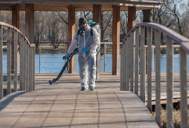 В Реутове началась весенняя обработка парков от клещей